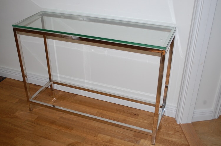 Hyr sideboard med glasskiva och kromade ben