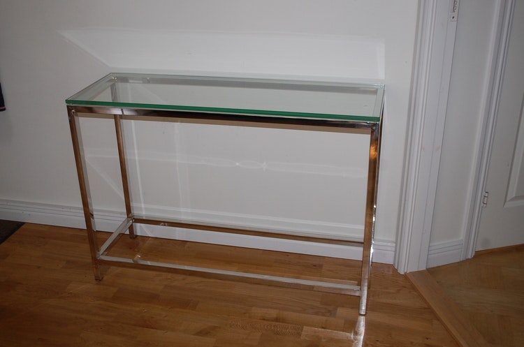 Hyr sideboard med glasskiva och kromade ben