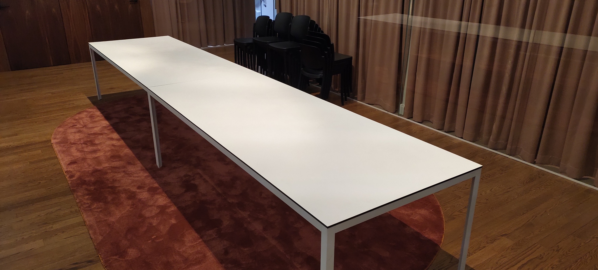 Hyr bord, Svart kant och vit laminat - 242 cm