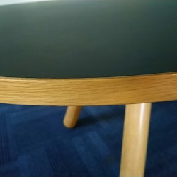 Hyr bord i mattsvart med kant i natur - Rundade ben