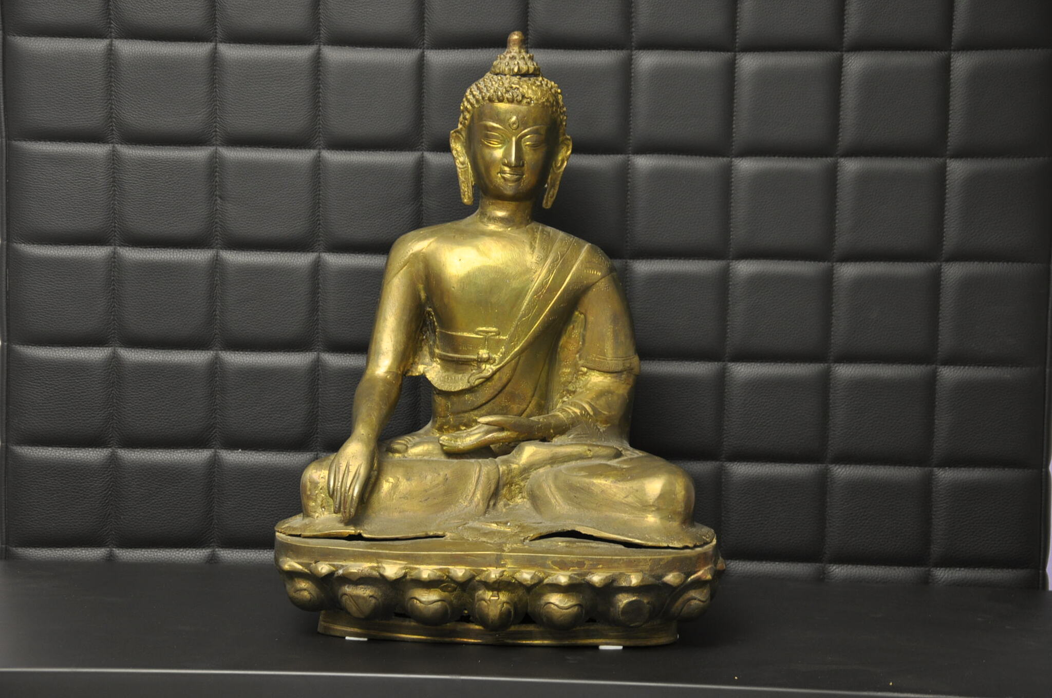 Hyr buddha i brons med lotustron