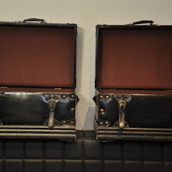 Hyr koffert / kistor i svart