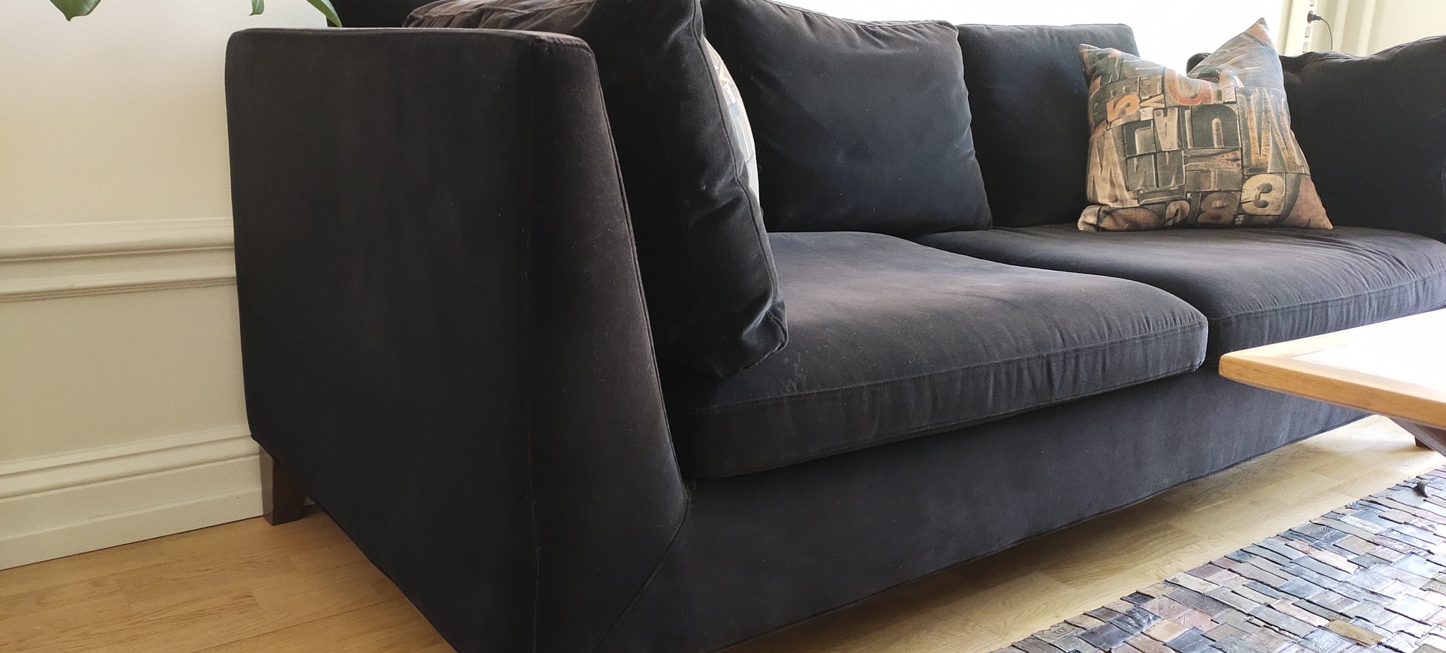 Hyr lila 2-sits soffa i sammet - 210 cm - Interior.se - Hyra designmöbler  Stockholm