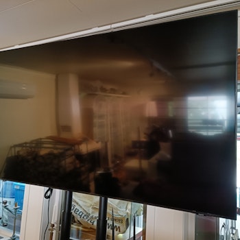 Hyr 75 tum Smart UHD TV med rullbart stativ