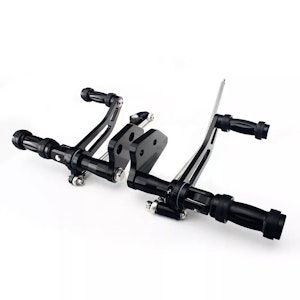 Standard Harley Forward Control Kit med pinnar - SVART