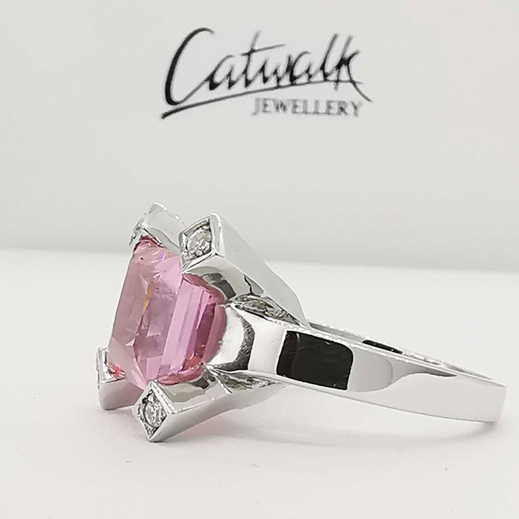 stilren ring SQUARE PINK i 925 silver med cz-sten från Catwalk Jewellery