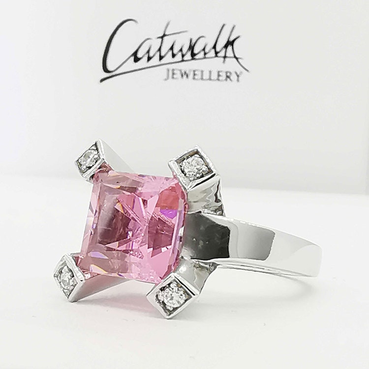 snygg ring SQUARE PINK från Catwalk Jewellery