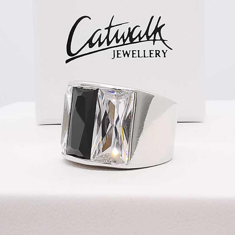 stilren ring BLACK AND WHITE i silver från Catwalk Jewellery
