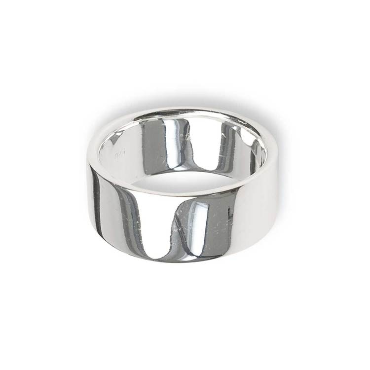 snygg och stilren flack ring i silver från Catwalk Jewellery