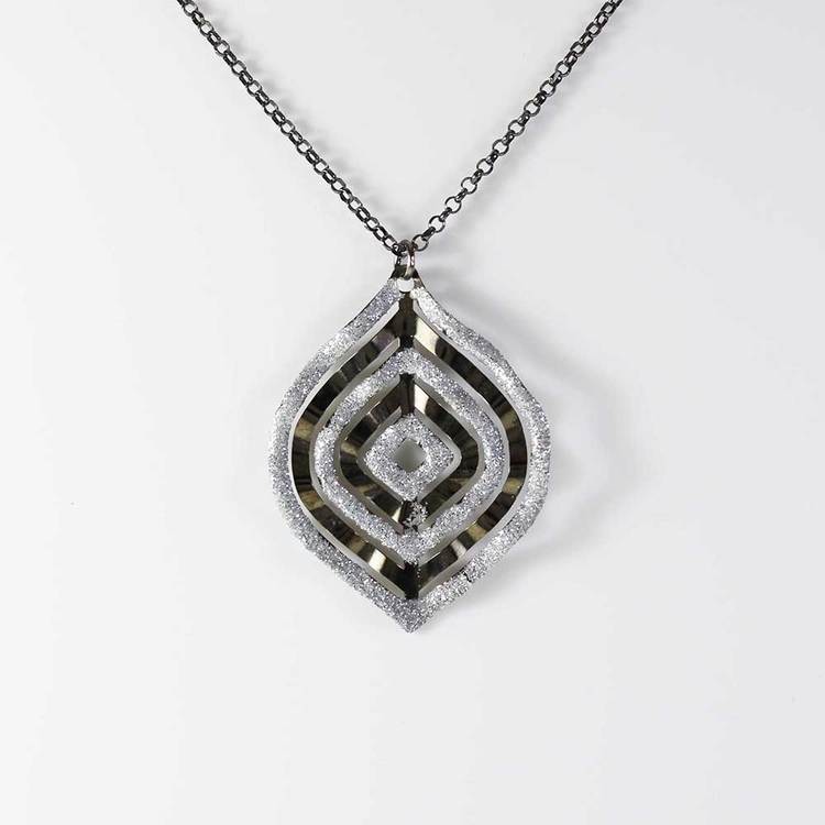 Läckert halsband ur kollektionen Bohemian Chic i 925 silver. Stilrent halsband som passar för alla tillfällen från catwalksmycken