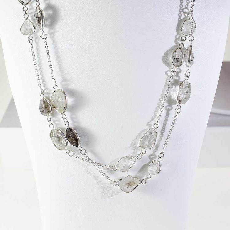 Vackert halsband i 925 silver med varsamt infattade råa Herkimer ädelstenar från catwalksmycken