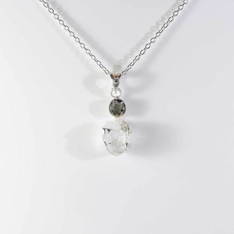 Vackert halsband i 925 silver med en varsamt infattad rå Herkimer ädelsten från catwalksmycken