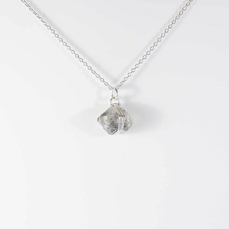 Vackert halsband i 925 silver med en varsamt infattad rå Herkimer ädelsten från catwalksmycken