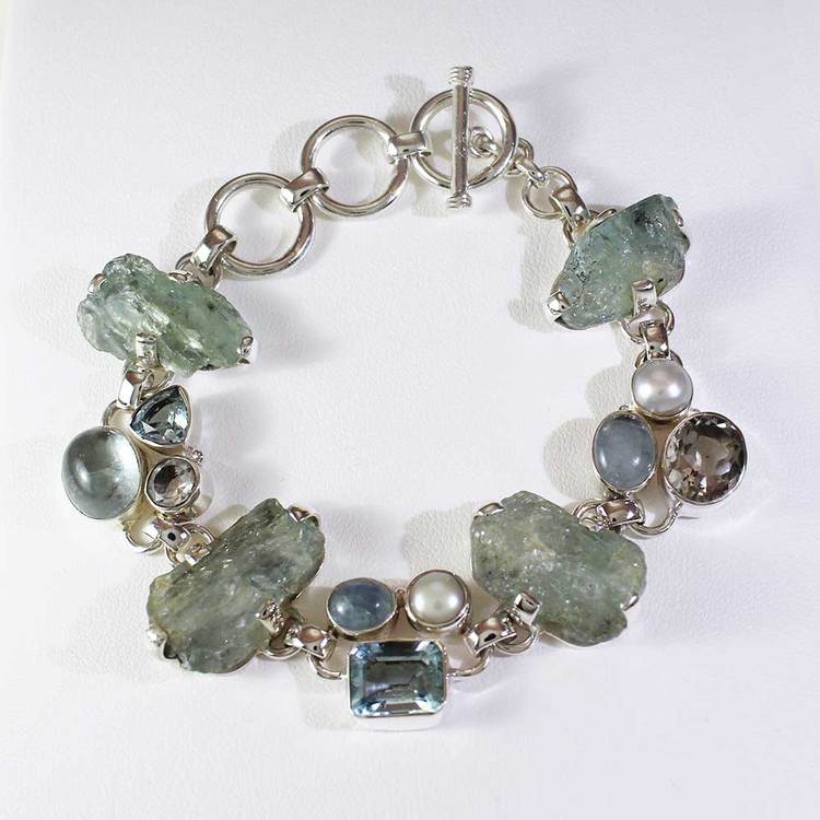 Vackert armband i 925 silver med varsamt infattade Aquamarine, Moon Stone och Blue Topaz ädelstenar från catwalksmycken