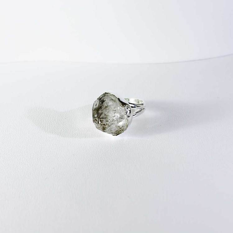 Vacker ring med en herkimer ädelsten. Ring av stilren design som passar för alla tillfällen från catwalksmycken