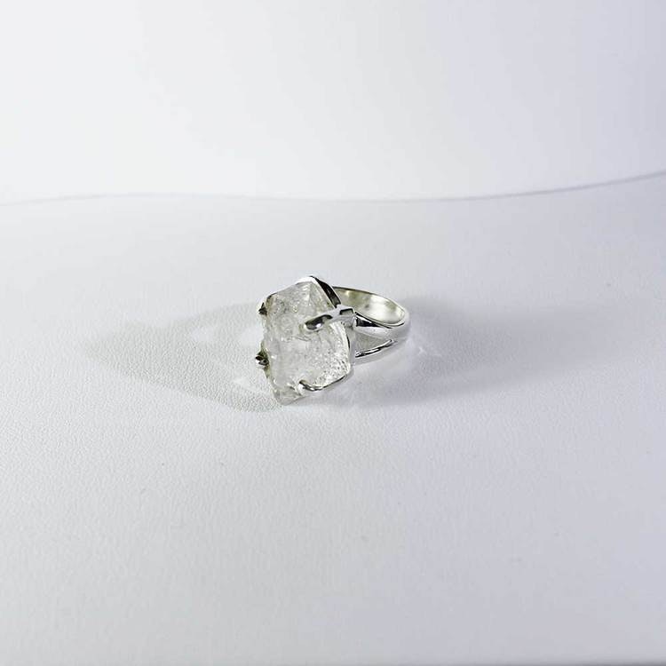 Vacker ring i 925 silver med "Herkimer" ädelsten. Läcker ring av stilren och unik design som passar för alla tillfällen!