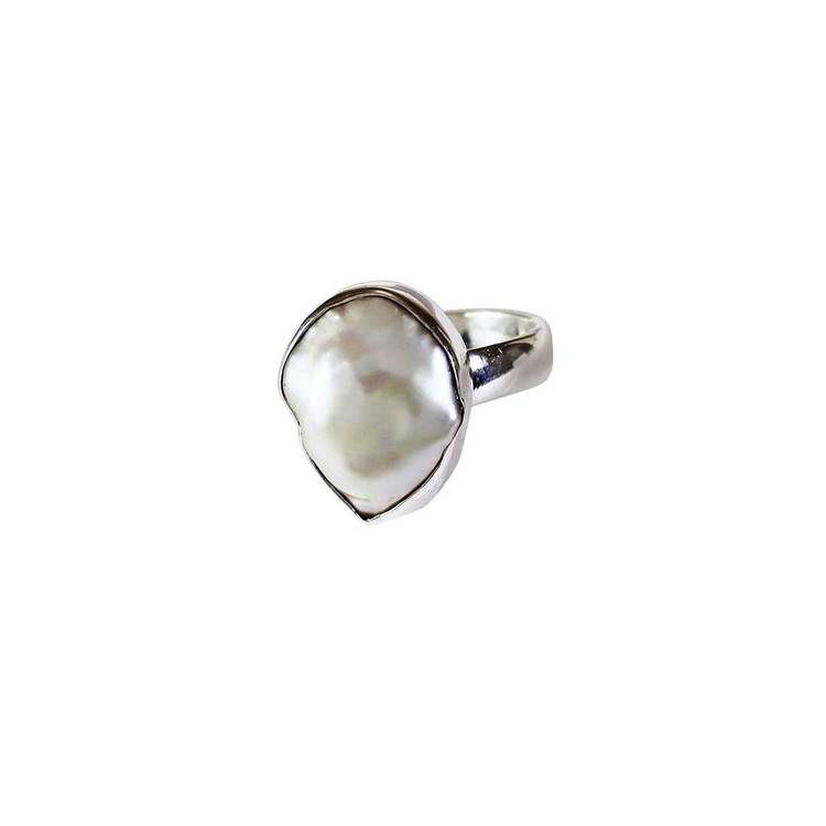 Vacker ring i 925 silver med en äkta pärla. Ring av stilren design som passar för alla tillfällen från catwalksmycken