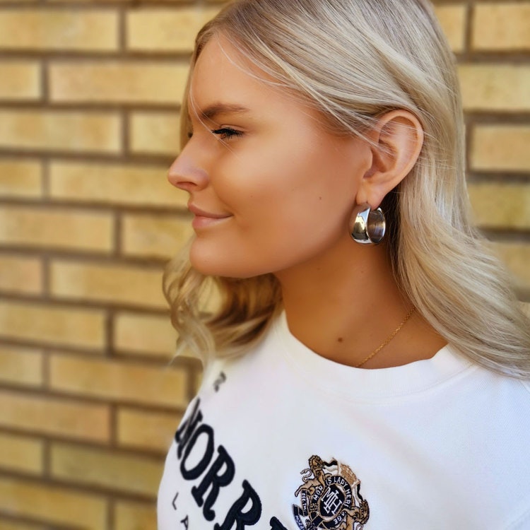 Trendiga örhängen, creoler, VIKTORIA i stål/steel från Catwalk Jewellery