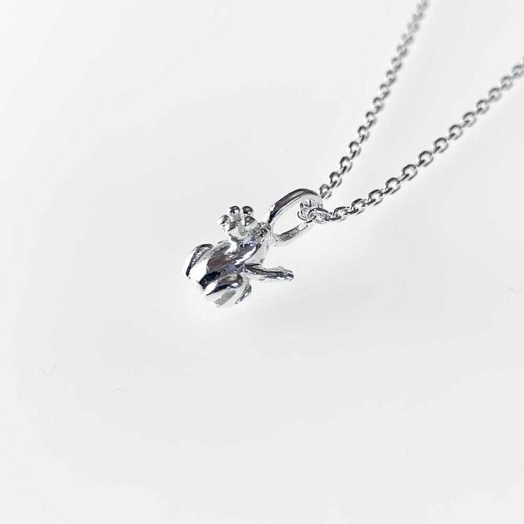 Sött halsband frog with crown i äkta silver från Catwalk Jewellery