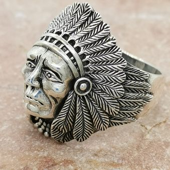 stilren ring i oxiderat silver indian motiv från Catwalk Jewellery