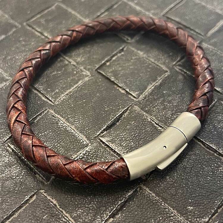 Stilrent och flätat brunt läderarmband med ett lås i stål från catwalksmycken