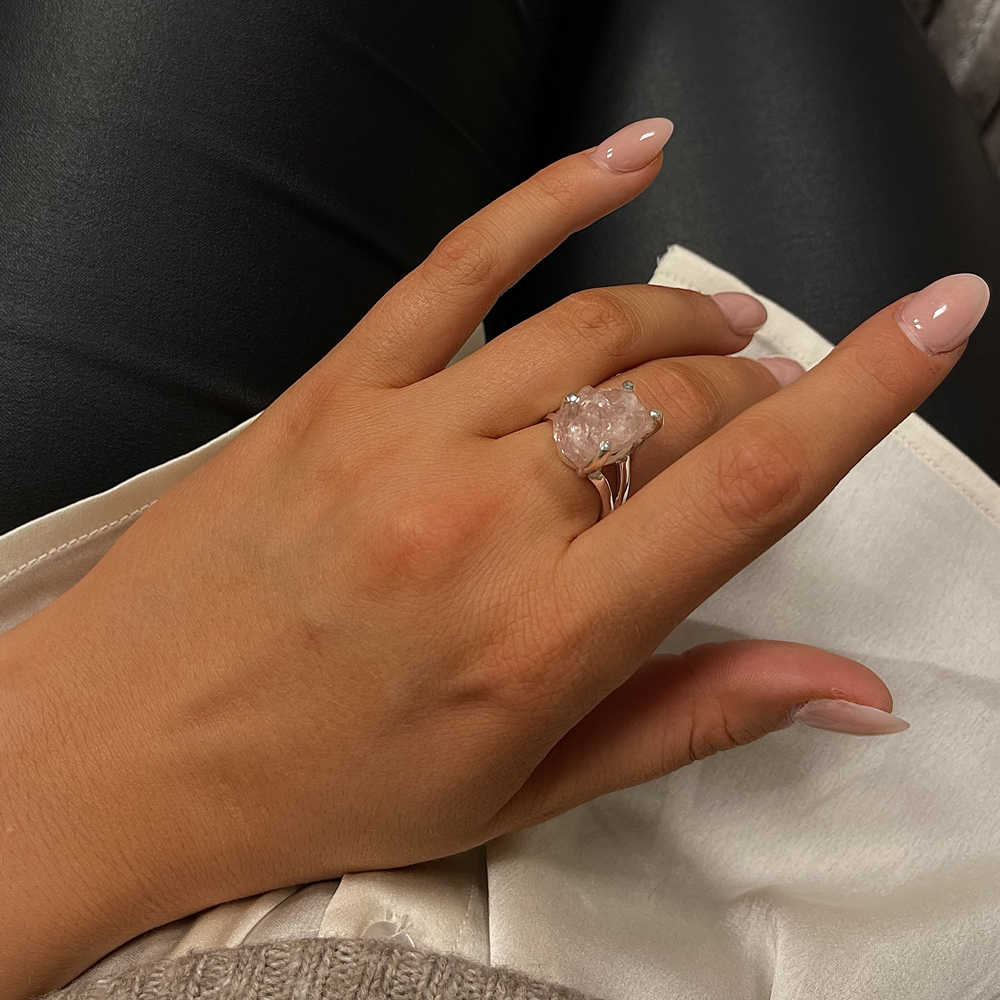 Vacker ring med en Apatite ädelsten. Läcker ring av stilren och modern design som passar för alla tillfällen från catwalksmycken