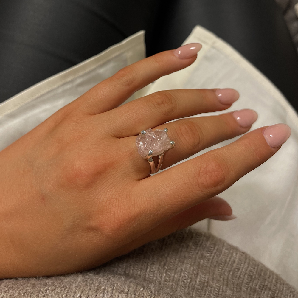 Vacker ring med en morganite ädelsten. Läcker ring av stilren och modern design som passar för alla tillfällen från catwalksmycken