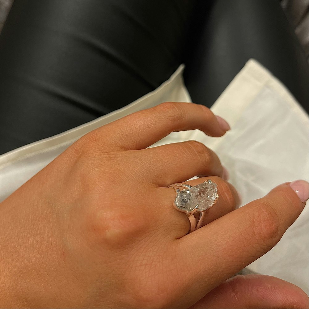 Vacker ring i 925 silver med "Herkimer" ädelsten. Läcker ring av stilren och unik design som passar för alla tillfällen från catwalksmycken