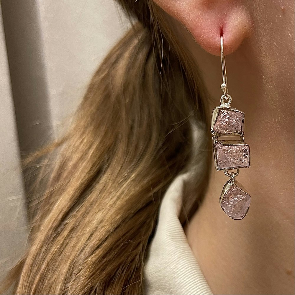 Vackra hängande örhängen i 925 silver med "Morganite" ädelstenar. Läckra örhängen av unik och stilren design som passar för alla tillfällen!