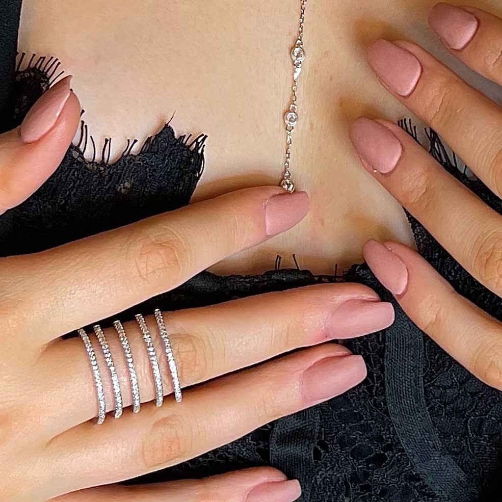 snygg ring i äkta silver med cz stenar till henne från catwalksmycken