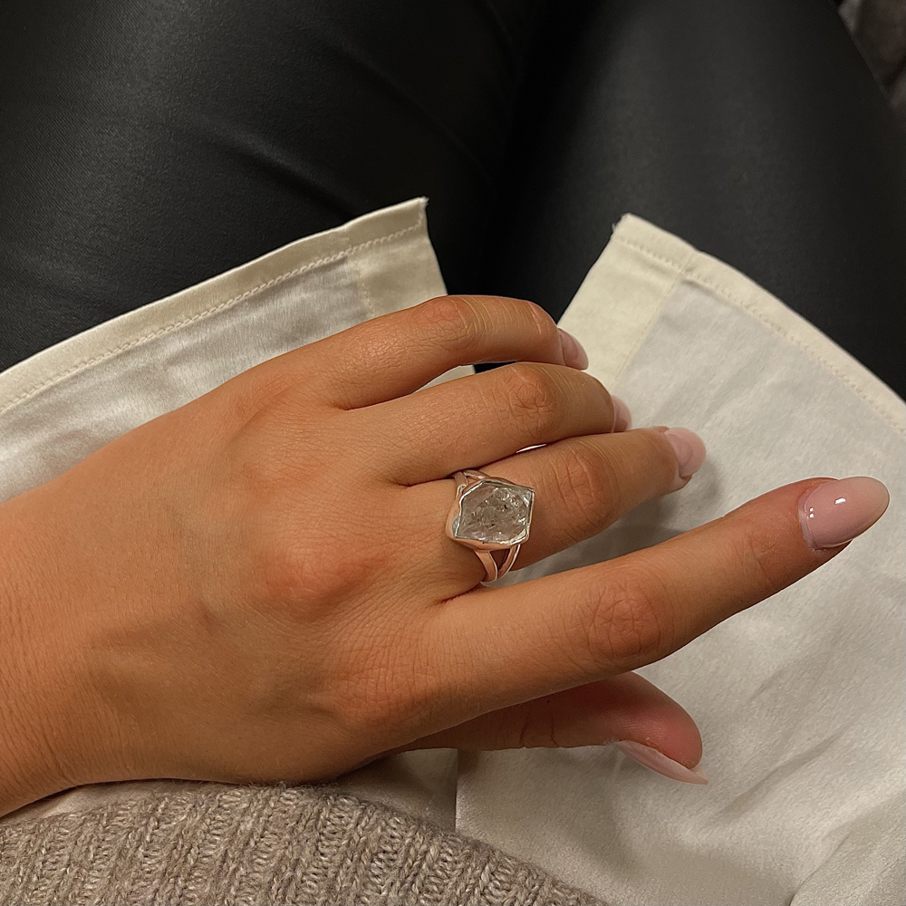 Vacker ring med en herkimer ädelsten. Ring av stilren design som passar för alla tillfällen från catwalksmycken