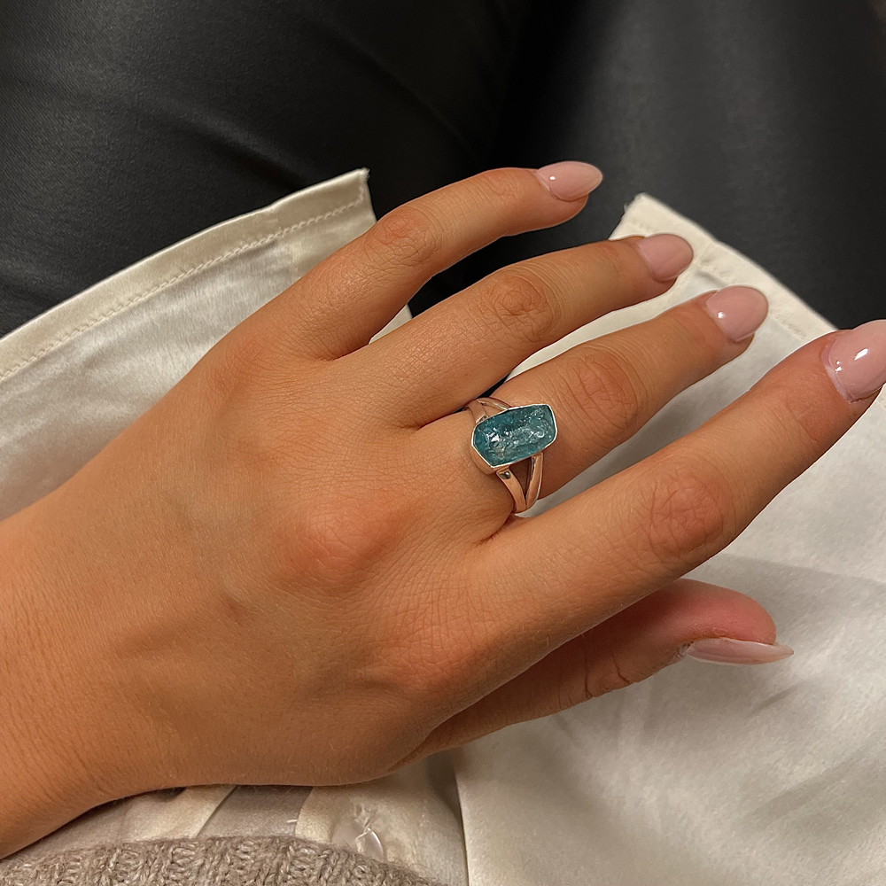 Vacker ring med en Apatite ädelsten. Läcker ring av stilren och modern design som passar för alla tillfällen från catwalksmycken