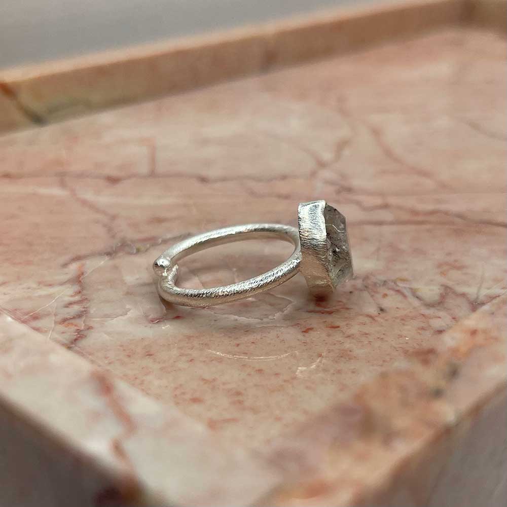 vacker  rawstone ring med herkimer ädelsten i silver från catwalksmycken
