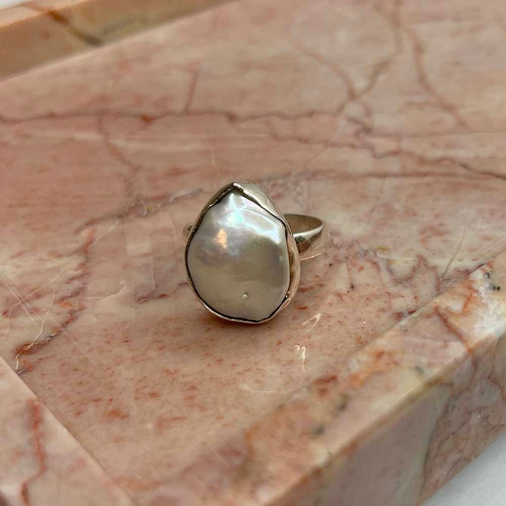 Vacker ring i 925 silver med en äkta pärla. Ring av stilren design som passar för alla tillfällen från catwalksmycken