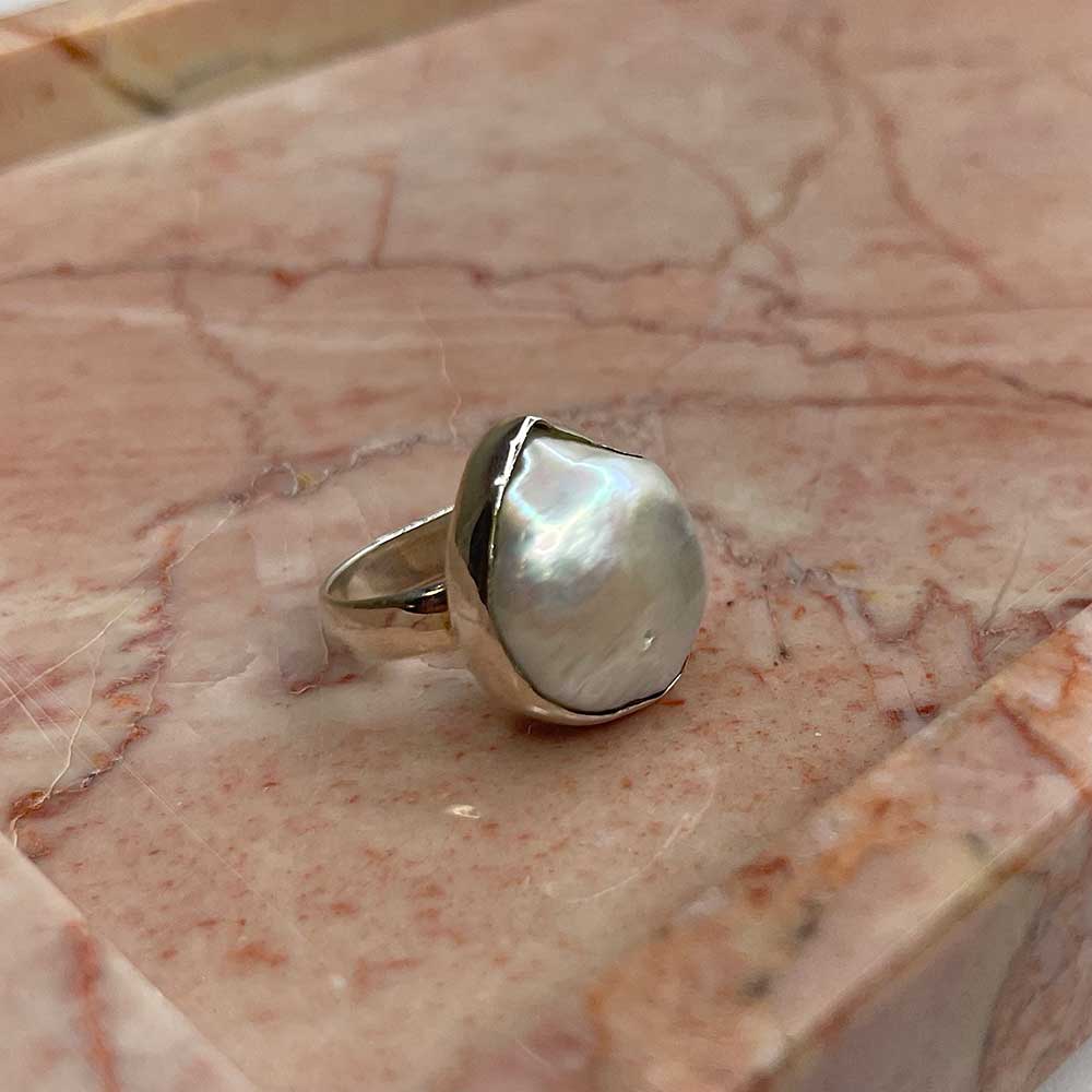 Vacker ring i 925 silver med en äkta pärla. Ring av stilren design som passar för alla tillfällen från catwalksmycken
