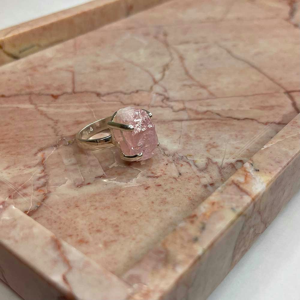 Vacker ring i 925 silver med en varsamt infattad rå Morganite ädelsten. Stilren ring av unik design som passar för alla tillfällen från catwalksmycken