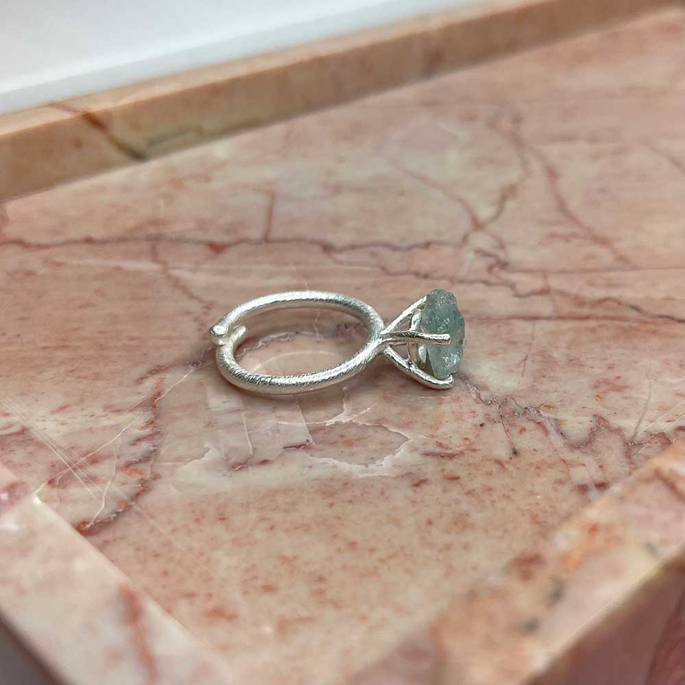 Vacker ring i 925 silver med en varsamt infattad rå Aquamarine ädelsten från catwalksmycken
