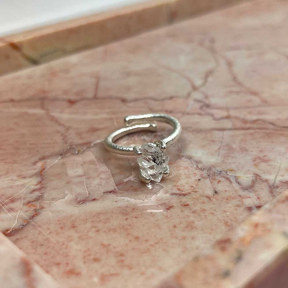 Vacker ring i 925 silver med en varsamt infattad rå Herkimer ädelsten från catwalksmycken