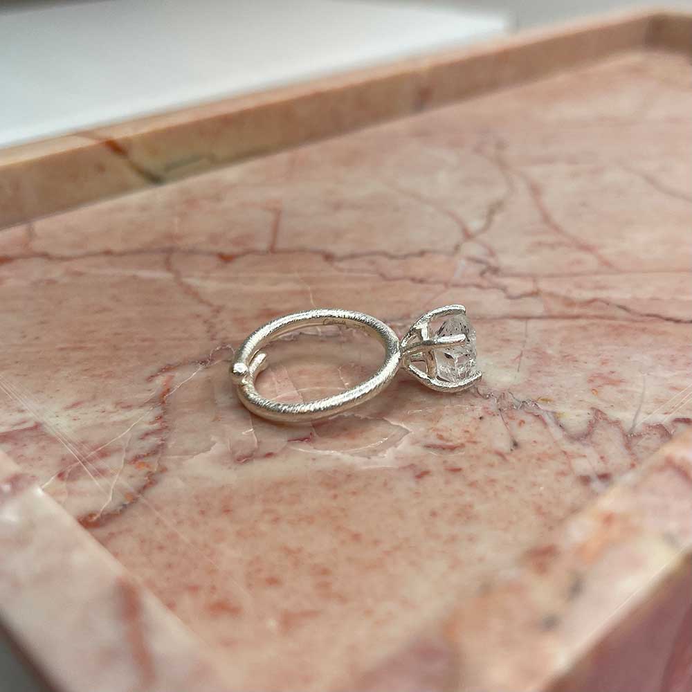 Vacker ring i 925 silver med en varsamt infattad rå Herkimer ädelsten från catwalksmycken