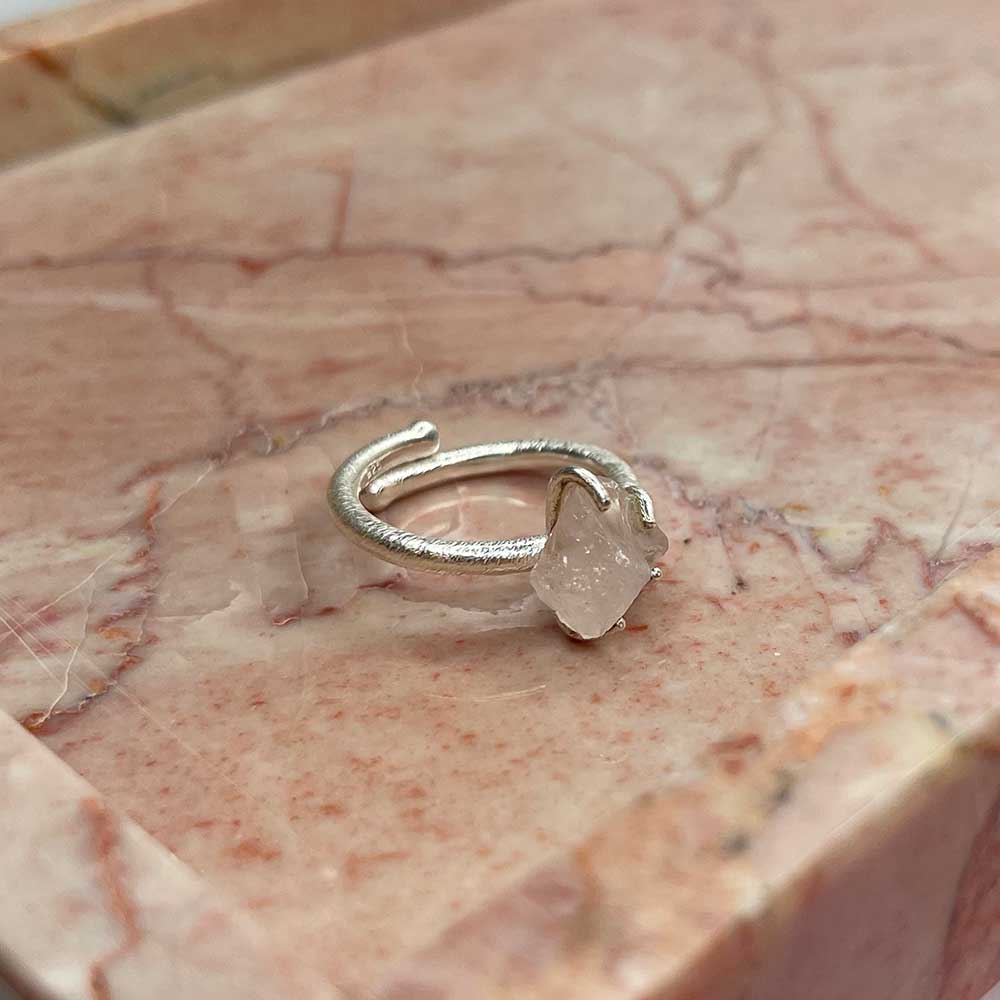 Vacker ring i 925 silver med en varsamt infattad rå Rose Quartz ädelsten från catwalksmycken
