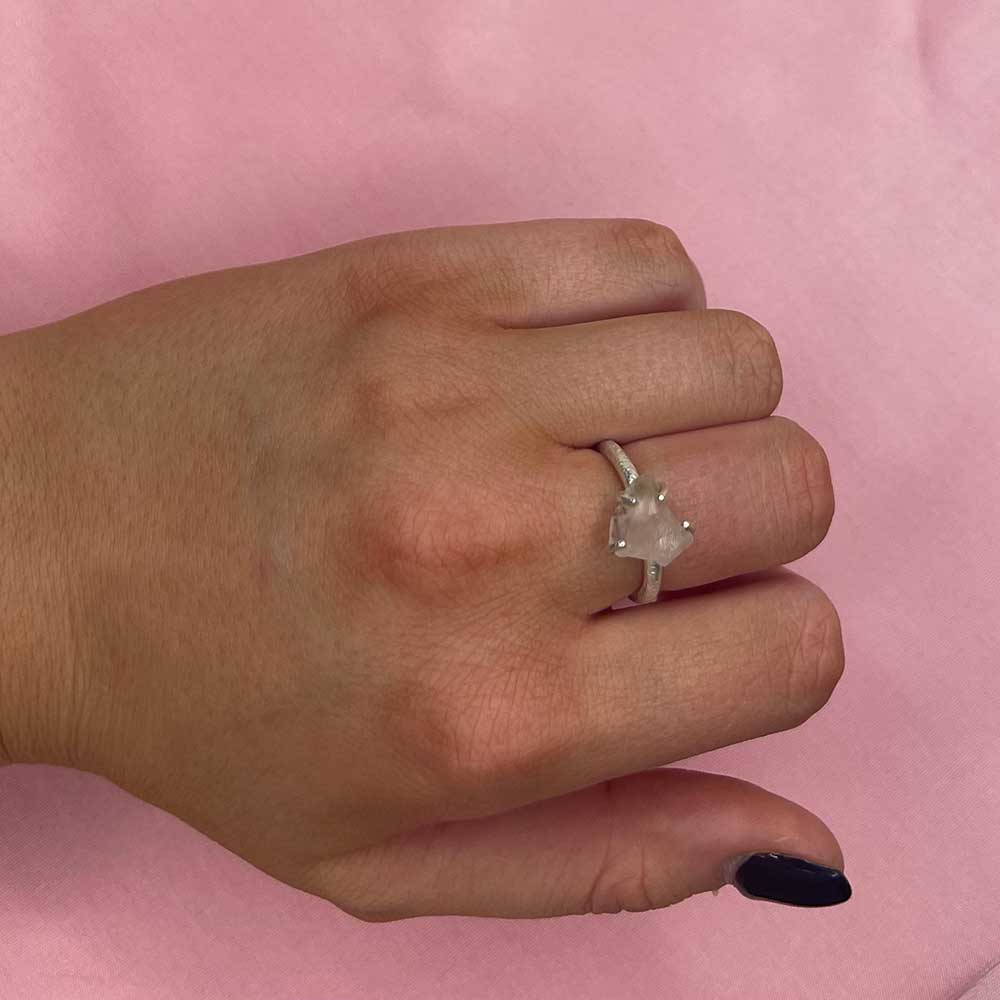 Vacker ring i 925 silver med en varsamt infattad rå Rose quartz ädelsten från catwalksmycken