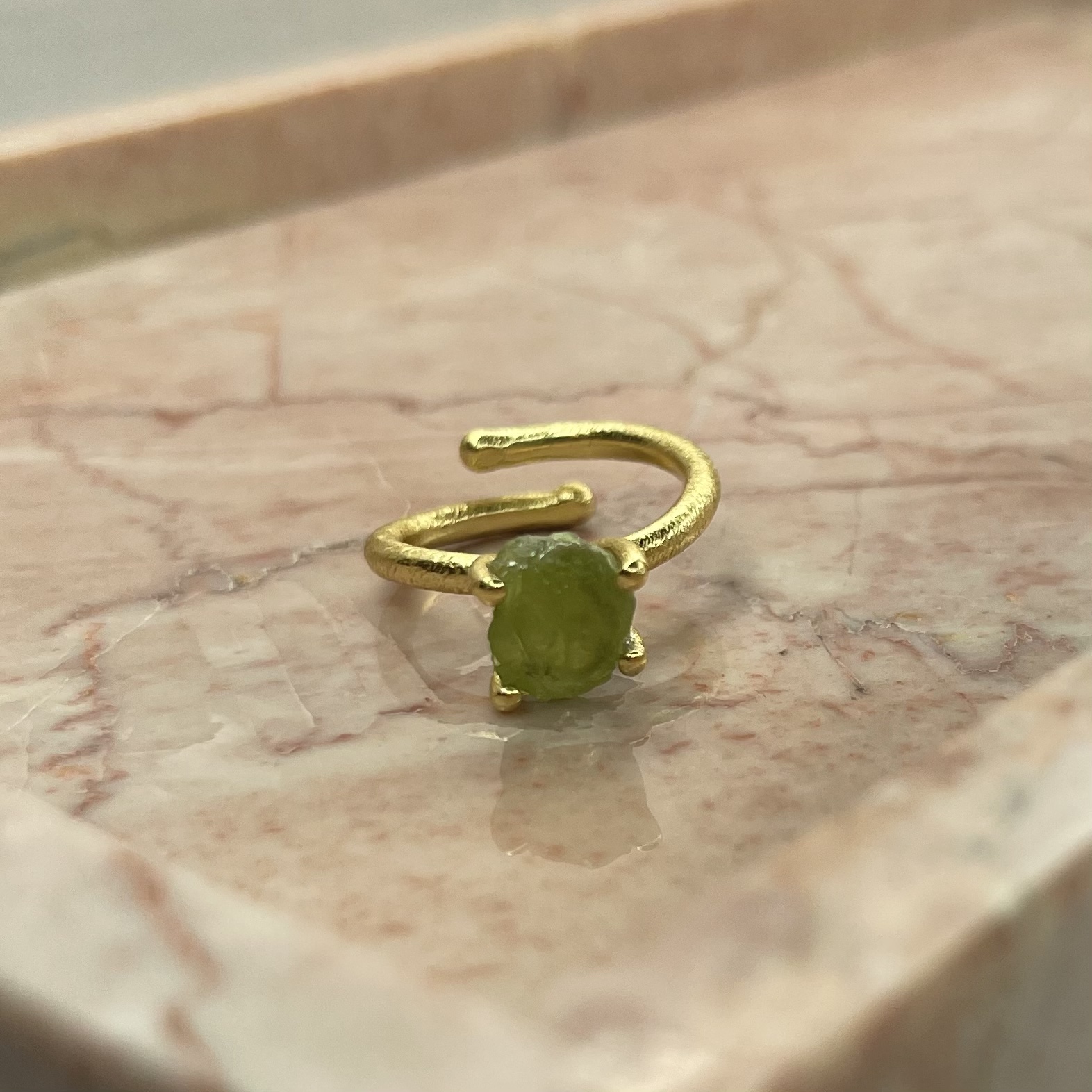 Vacker ring i 925 förgyllt silver med en varsamt infattad rå Peridot ädelsten från catwalksmycken