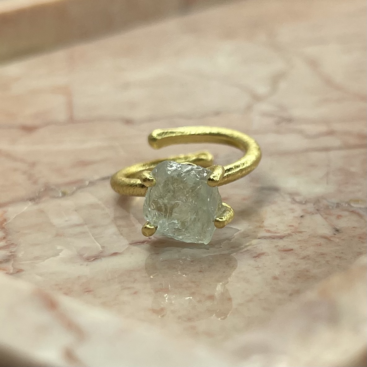 Vacker ring i 925 förgyllt silver med en varsamt infattad rå Aquamarine ädelsten från catwalksmycken