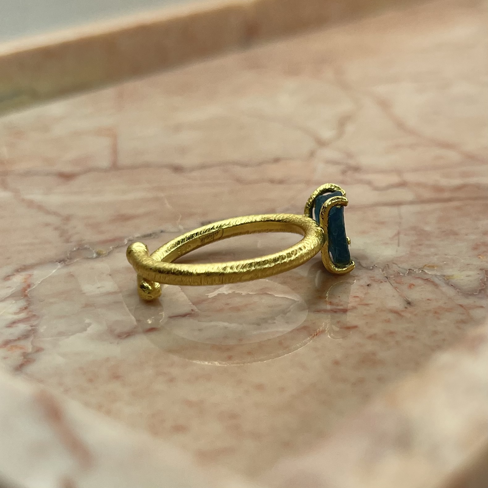 Vacker ring i 925 förgyllt silver med en varsamt infattad rå Apatite ädelsten från catwalksmycken
