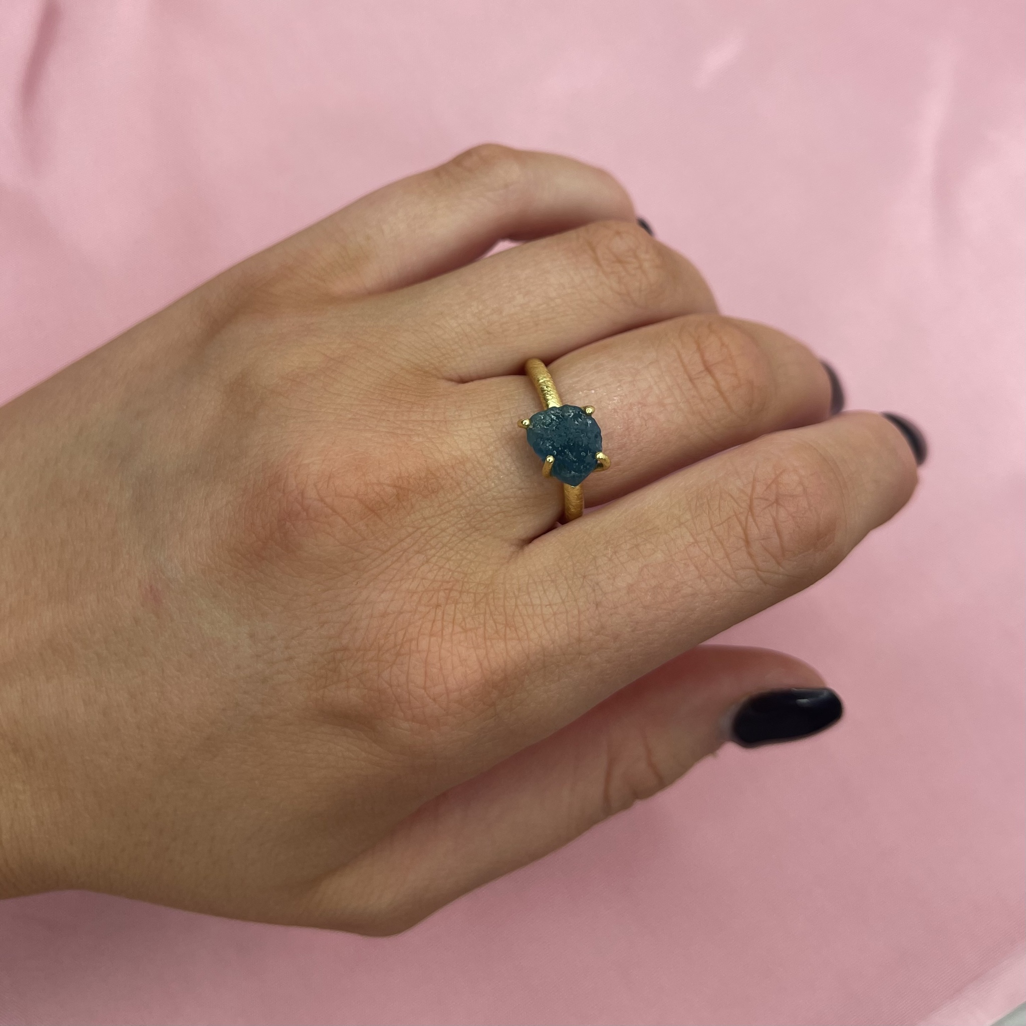 Vacker ring i 925 förgyllt silver med en varsamt infattad rå Apatite ädelsten från catwalksmycken