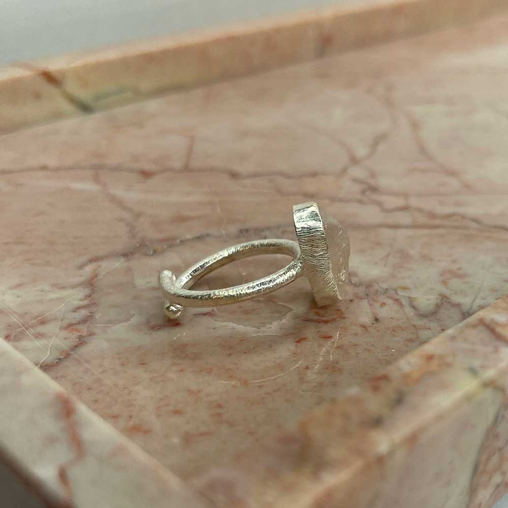 Vacker ring i 925 silver med en varsamt infattad rå Morganite ädelsten från catwalksmycken