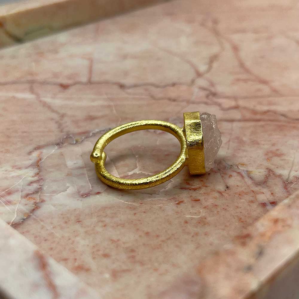Vacker ring i 925 förgyllt silver med en varsamt infattad rå Rose Quartz ädelsten från catwalksmycken