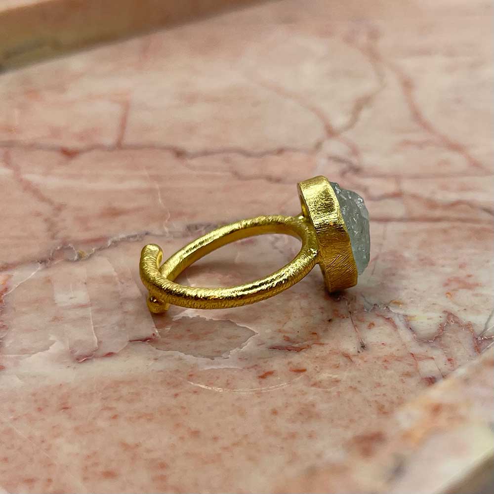 Vacker ring i 925 förgyllt silver med en varsamt infattad rå Aquamarine ädelsten från catwalksmycken