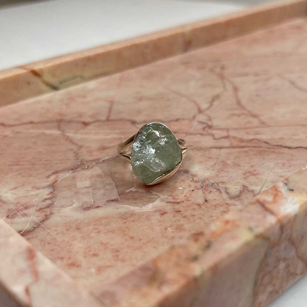 Vacker ring i 925 silver med en varsamt infattad rå Aquamarine ädelsten från catwalksmycken