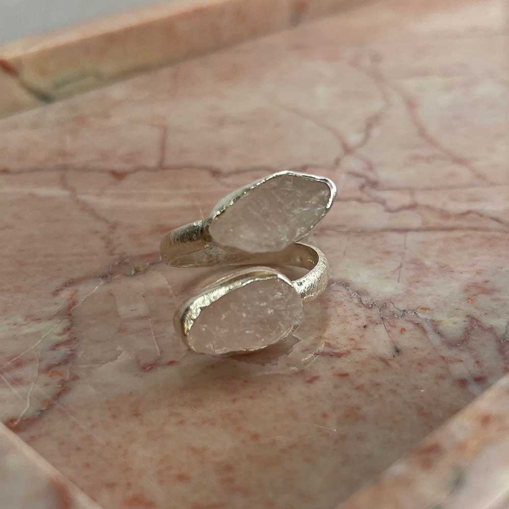 Vacker ring i 925 silver med varsamt infattade råa Rose Quartz ädelstenar från catwalksmycken
